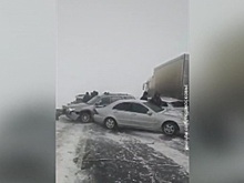 Снегопад парализовал движение под Оренбургом