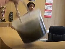 Россиянка швырнула в коммунальщиков ведро с грязной водой
