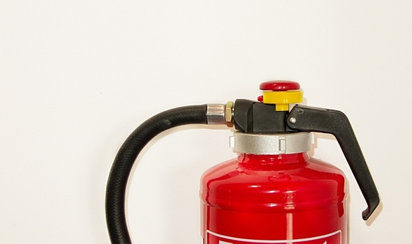 Защитить дом от пожара: покупаем огнетушитель и вовремя проверяем электропроводку