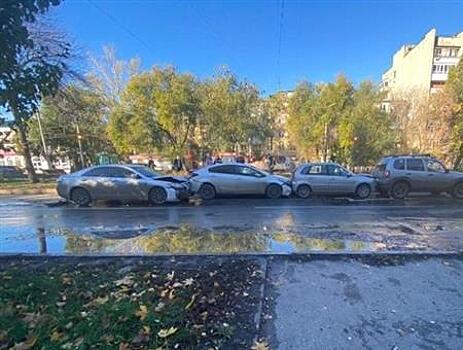 В Самаре на ул. Революционной паровозиком столкнулись четыре иномарки