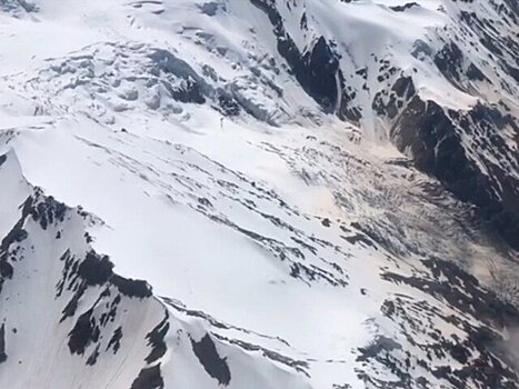 В Северной Осетии ищут сорвавшихся с горы трех альпинистов