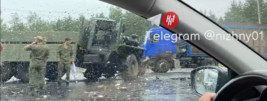 Под Нижним Новгородом при столкновении военного грузовика с фурой пострадали четыре человека