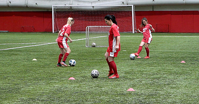 Родительницы начинающих футболистов по всей России объединились в сообщество «Футбольные мамы»