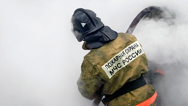 Во Владивостоке пожарные МЧС борются с огнем в девятиэтажке