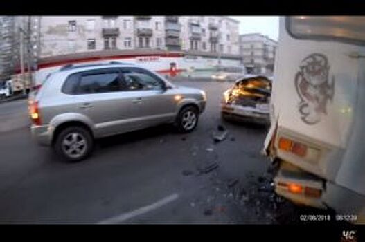 Последствия ДТП с маршруткой и двумя авто в Челябинске попали на видео