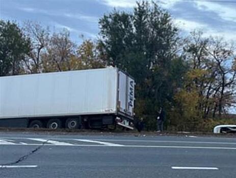 Два грузовика столкнулись на трассе М-5 под Сызранью