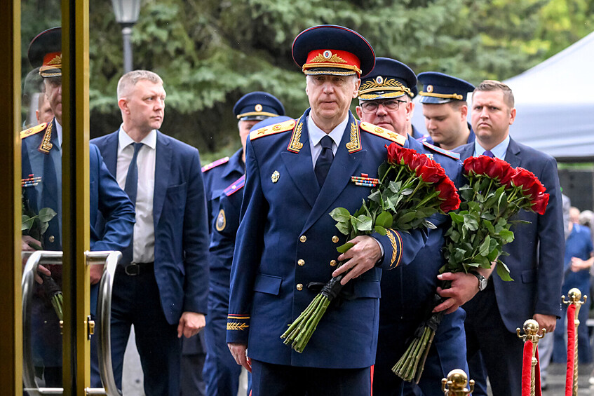 Председатель Следственного комитета РФ Александр Бастрыкин на церемонии прощания с председателем Верховного суда РФ Ириной Подносовой в траурном зале ЦКБ Управления делами президента РФ в Москве, 24 июля 2025 года