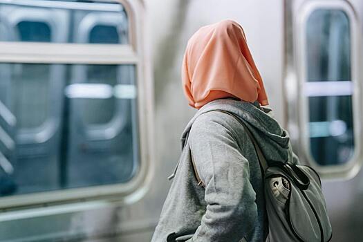Почему так трудно забыть горячего незнакомца из метро — объясняет психолог