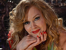 Светлана Ходченкова обнажила плечи на обложке Vogue