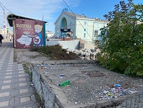 Кировчан и гостей города на привокзальной площади встречают грязь, окурки и мусор