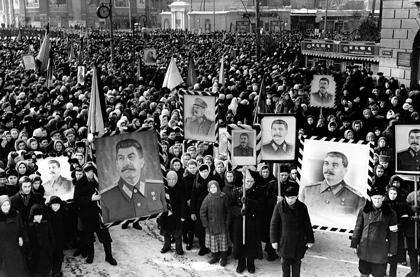 Участники траурного митинга трудящихся города, посвященного памяти секретаря ЦК КПСС Иосифа Виссарионовича Сталина, скончавшегося 5 марта 1953 года, Воронеж