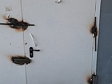 Жители Пскова устали от шумящих грузчиков и заварили дверь в магазин