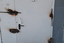 Жители Пскова устали от шумящих грузчиков и заварили дверь в магазин