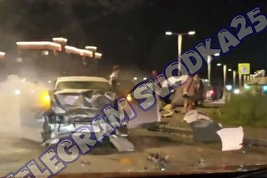 Во Владивостоке на видео сняли разбитые авто после жесткого кульбита