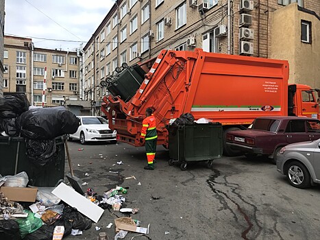 Челябинские автомобилисты мешают вывозить мусор