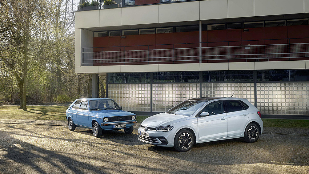 К полувековому юбилею компактного хэтчбека Volkswagen Polo приурочен выход спецверсии Edition 50 с более богатым оснащением, памятными эмблемами и особыми колёсными дисками.