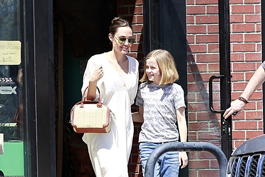 Счастливые улыбки и рука в руке: Анджелина Джоли наслаждается прогулкой в компании дочери Вивьен