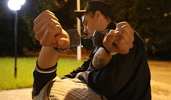 Мужчина 6 лет держал взаперти семью и избивал жену