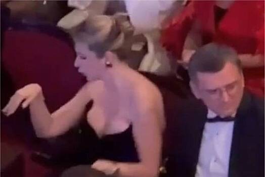 Возлюбленная экс-главы МИД Украины станцевала в платье с глубоким декольте