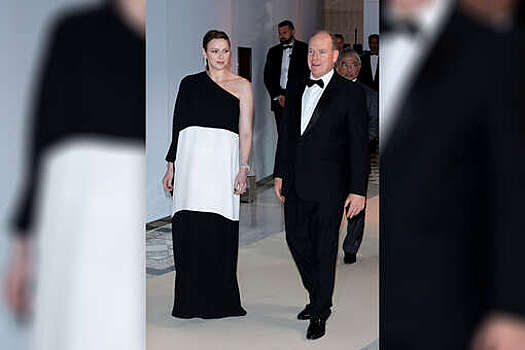 Княгиня Монако Шарлен вышла в черно-белом платье на гала-ужине Гран-при "Формулы-1"