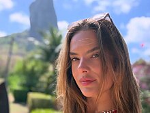 Модель Алессандра Амбросио встретила Новый год в «голом» платье