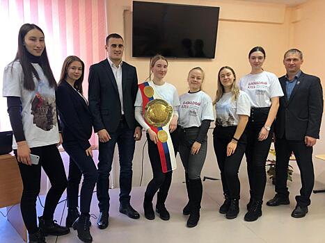 Чемпион встретился со школьниками и студентами Лесозаводска