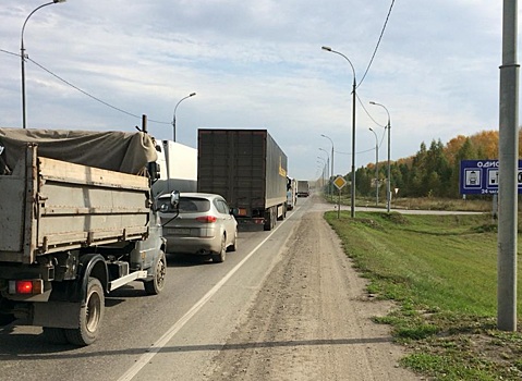 «Стоим на месте 40 минут»: на подъезде к аэропорту Толмачёво скопилась огромная пробка