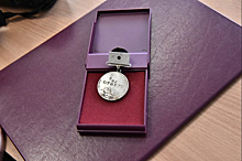 Найденную на раскопках медаль «За отвагу» вручили родным красноармейца из Новосибирской области
