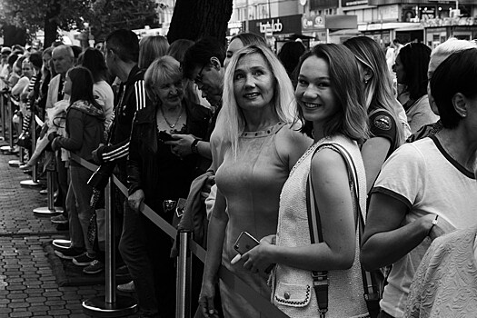 Традиционное дефиле и Высоцкий по обе стороны: Как начался седьмой «Короче»