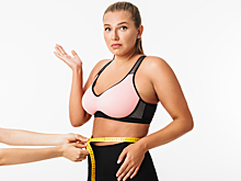 Фитнес-тренер посоветовала делать упражнение «мертвый жук»