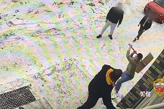 В Москве приезжий избил лопатой и ногами двух прохожих