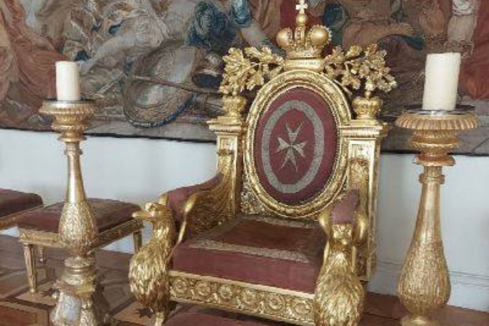 В Эрмитаже задержали вандала, взобравшегося на трон