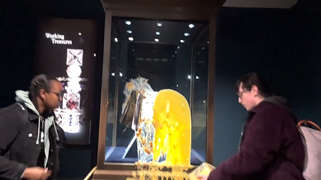 Активисты повредили витрину с короной Британской империи в Тауэре