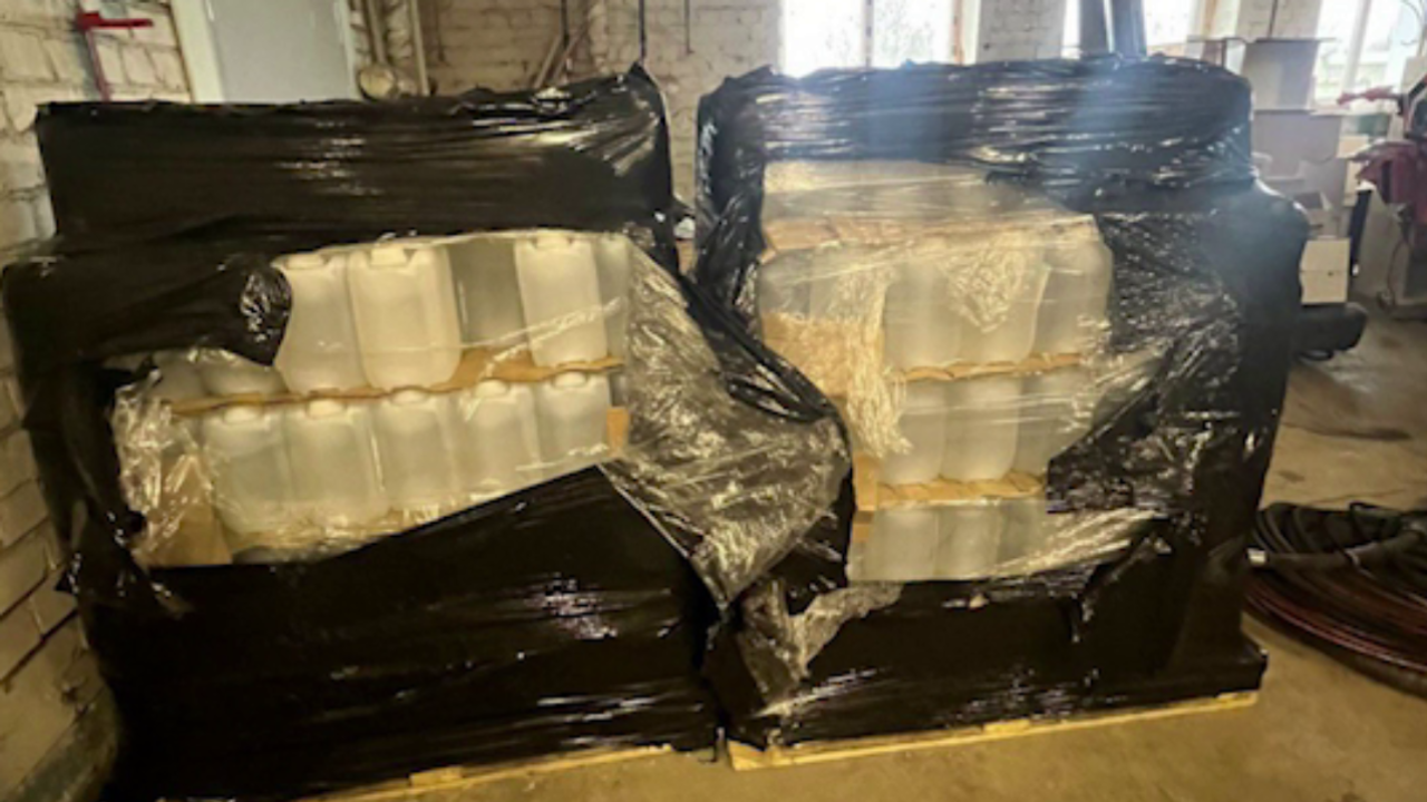 Полиция изъяла у кировчанина 5 тысяч литров спирта, ввезённого для продажи под видом дезинфектанта