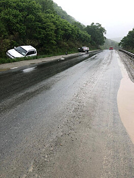 Приморские водители не могут ехать по мокрой дороге