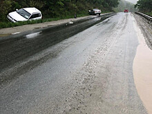 Приморские водители не могут ехать по мокрой дороге