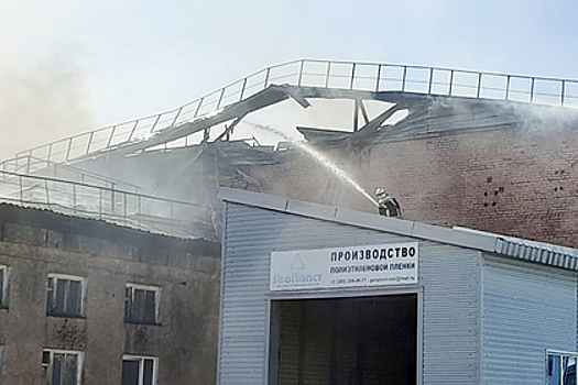 Мощный пожар охватил химический завод в российском городе