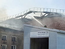 Мощный пожар охватил химический завод в российском городе