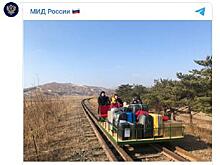 Российские дипломаты вернулись из Северной Кореи на дрезине