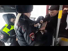 Ставропольские автоинспекторы оказали помощь водителю сломавшегося на трассе междугороднего автобуса