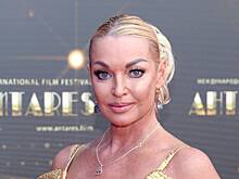 «Люблю мужчин помладше»: Анастасия Волочкова — откровенно о поклонниках и критике