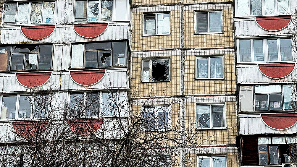 Жилой дом, поврежденный в результате обстрела города со стороны ВСУ