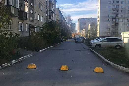 «Летят как очумелые»: жители Выборной перекрыли сквозной проезд и вызвали гнев соседей