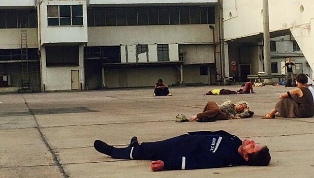 В соцсетях высмеяли спящего на аэродроме главного спасателя Украины