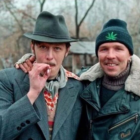 Михаил Ефремов и Гарик Сукачев, 1996. Михаил Ефремов свеж и полон сил. До «Гражданина поэта» еще далеко, но импозантный шарфик уже надет как надо. Гарик Сукачев выделяется только шапкой от Снуп Догга.