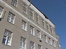 В Кольцово ребенок свесил ножки с карниза на девятом этаже высотки