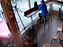 «Девятка» влетела в кафе, но посетитель продолжил завтрак
