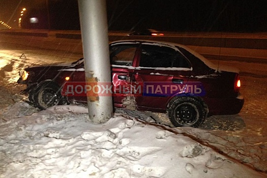 В Уфе Huyndai влетел в столб, уходя от столкновения с Land Rover