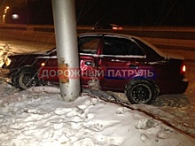 В Уфе Huyndai влетел в столб, уходя от столкновения с Land Rover