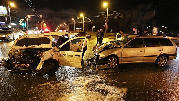 Опубликовано видео ДТП в Челябинске, где погиб пассажир такси